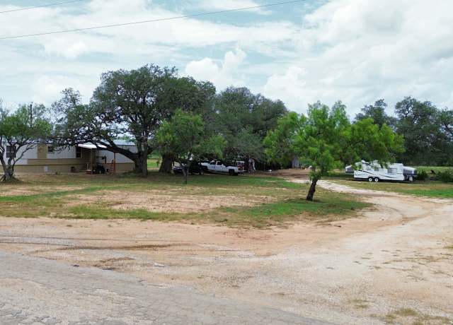 Property at 1025 Mariana, Floresville, TX 78114