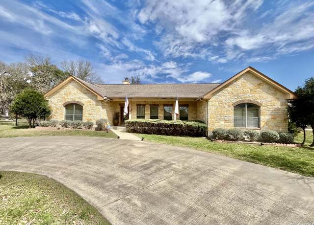 Property at 171 Oak Bnd, Bandera, TX 78003, 3 beds, 2 baths