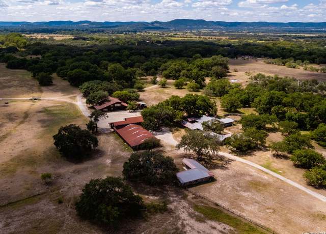 Property at 810 B&r Rd, Utopia, TX 78884, 4 beds, 2.5 baths