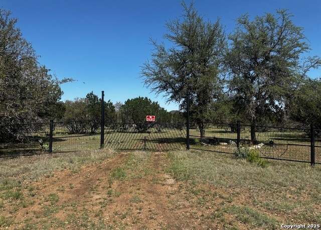 Property at 698 N Kahn, Rio Frio, TX 78879