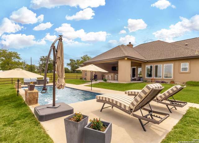Property at 494 Flash Cir, Luling, TX 78648, 4 beds, 3.5 baths