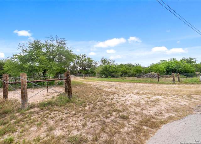 Property at 1402 Stephens Dr, George West, TX 78022