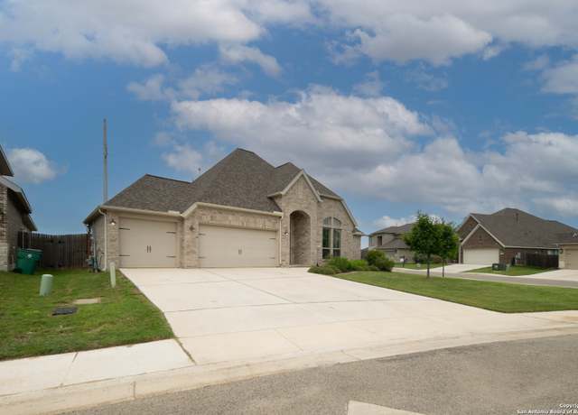 Property at 1900 Edgecreek, Seguin, TX 78155, 4 beds, 3.5 baths