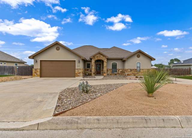Property at 1622 Stonehaven, Pleasanton, TX 78064, 4 beds, 2 baths