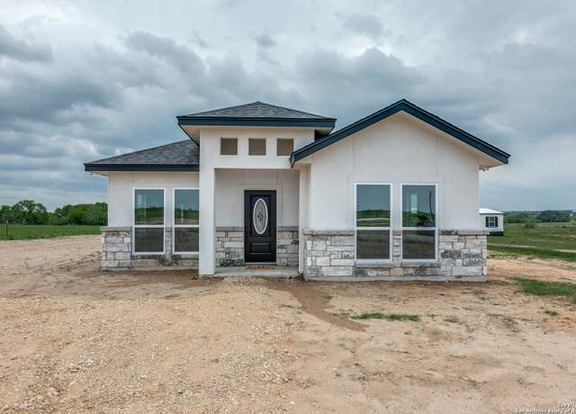 Property at 141 Camino Verde Ct, La Vernia, TX 78121, 3 beds, 2 baths