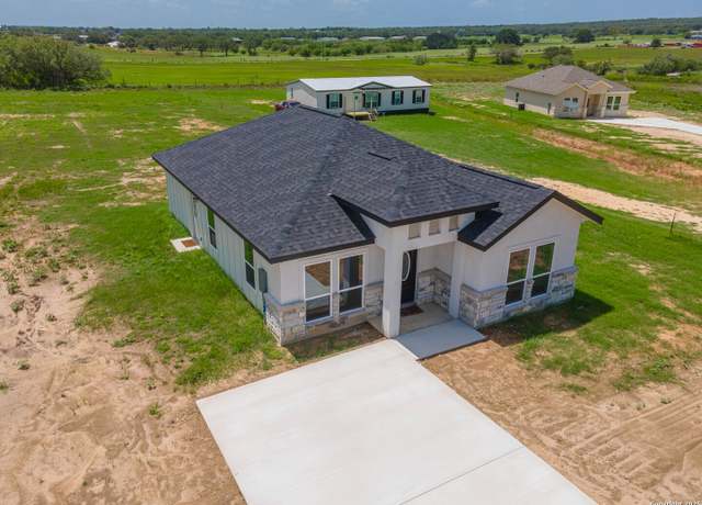 Property at 141 Camino Verde Ct, La Vernia, TX 78121, 3 beds, 2 baths