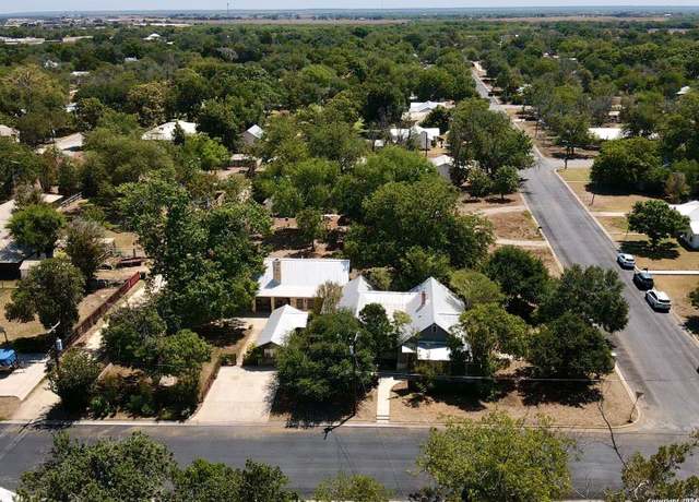 Property at 1212 29th St, Hondo, TX 78861-3212, 4 beds, 3 baths