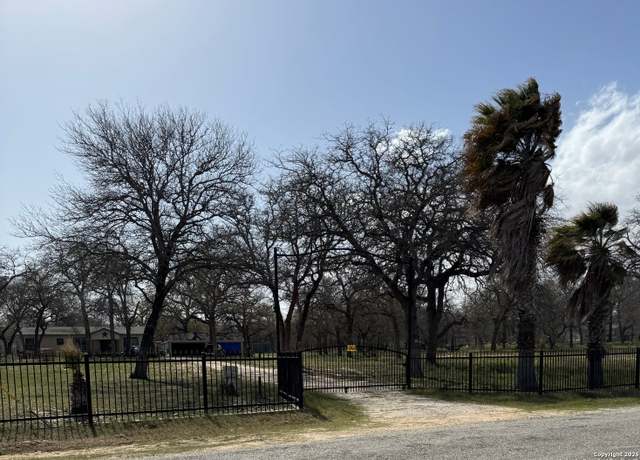 Property at 275 Mariposa, Floresville, TX 78114, 3 beds, 3 baths