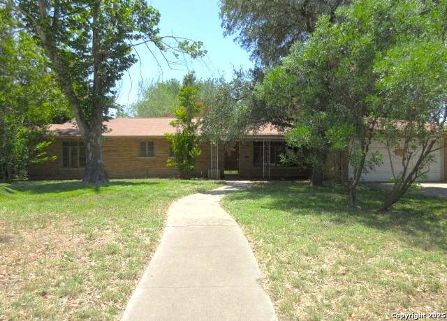 Property at 2310 W Gramercy, San Antonio, TX 78201, 5 beds, 3 baths