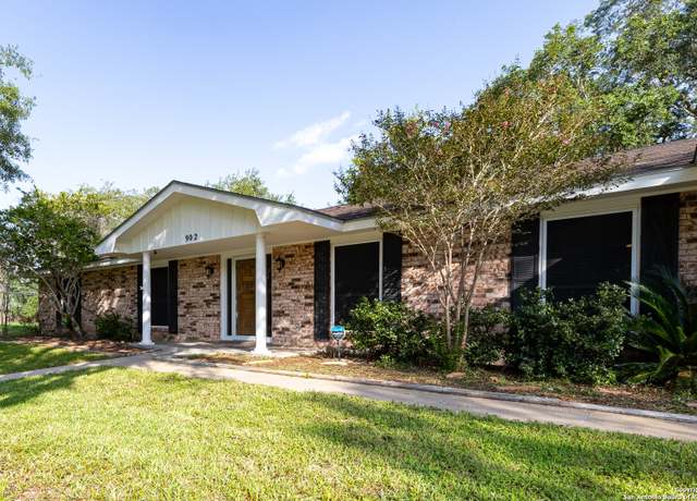 Property at 902 Newhall, Beeville, TX 78102, 3 beds, 2 baths