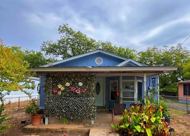 Property at 1709 Ave E, Hondo, TX 78861, 3 beds, 1 bath