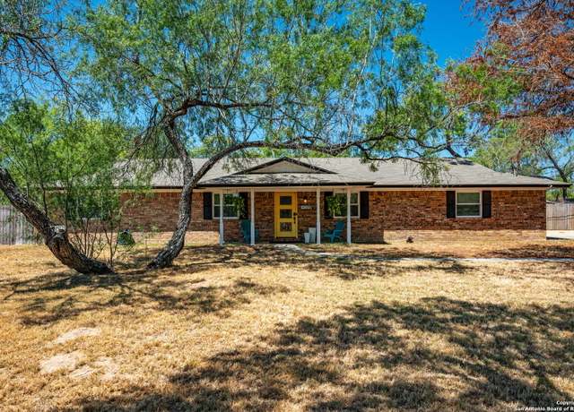 Property at 119 Crestline Dr, Pleasanton, TX 78064-1535, 3 beds, 2 baths