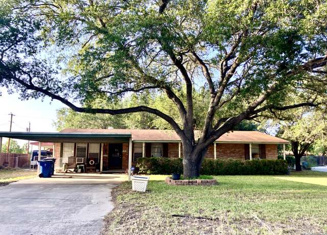 Property at 404 Alta, Pleasanton, TX 78064, 3 beds, 2 baths