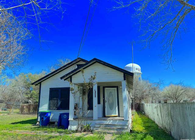 Property at 1408 N Ave D, Beeville, TX 78102, 2 beds, 1 bath