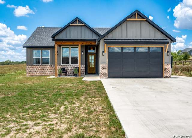 Property at 141 Merion Ln, La Vernia, TX 78121, 3 beds, 2 baths