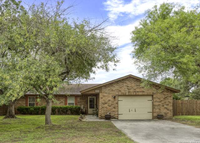 Property at 1245 Whitney, Pleasanton, TX 78064, 3 beds, 2 baths