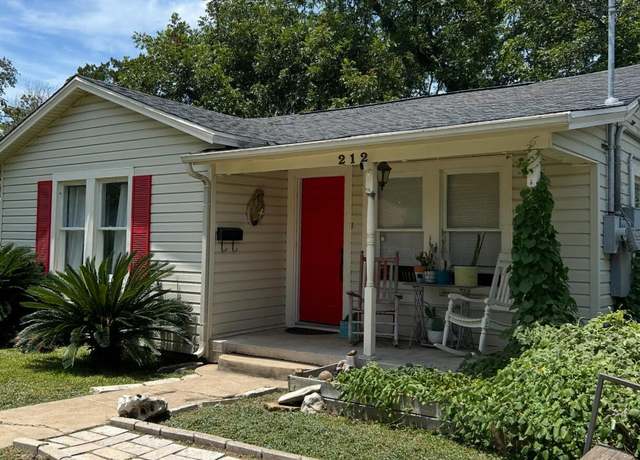 Property at 212 Duggan St, Seguin, TX 78155, 2 beds, 1 bath
