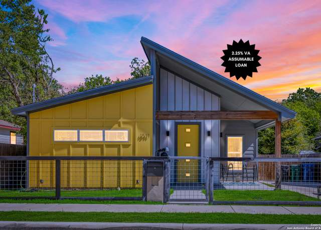 Property at 1511 N Center St, San Antonio, TX 78202, 3 beds, 2 baths
