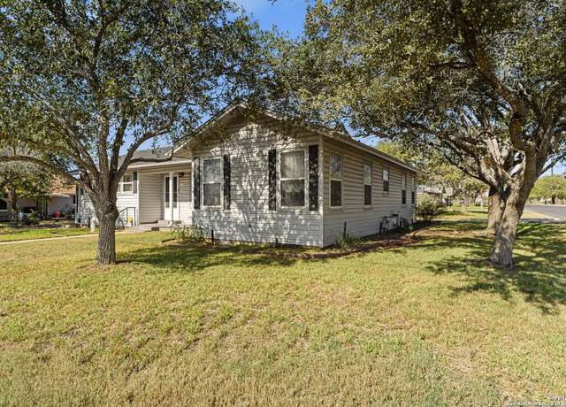 Property at 1002 B, Floresville, TX 78114, 3 beds, 1 bath