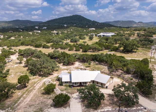 Property at 122 Twisting Oaks Ct, Pipe Creek, TX 78063, 4 beds, 3 baths