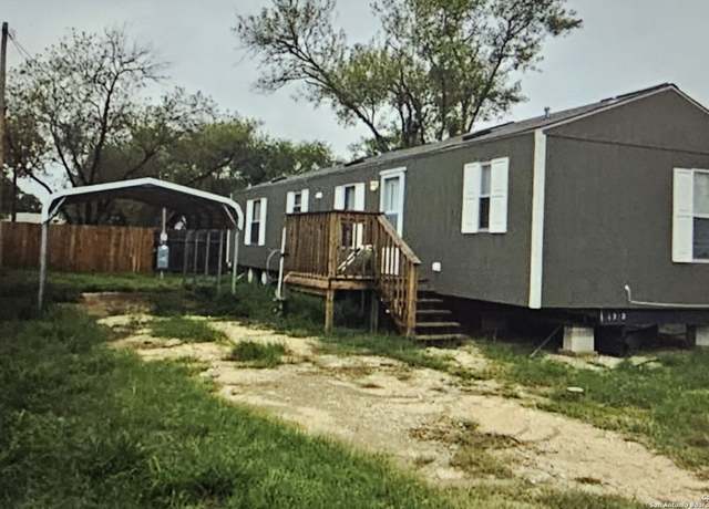 Property at 1215 Southway, Pleasanton, TX 78064, 2 beds, 2 baths