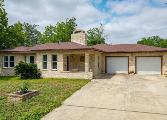 Property at 1607 7th, Floresville, TX 78114, 3 beds, 2 baths