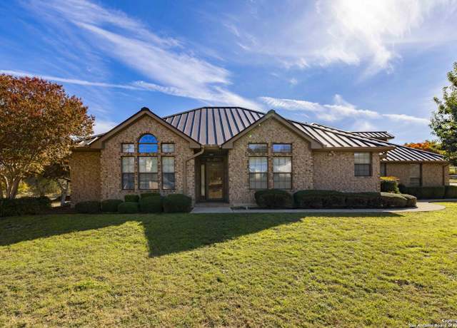 Property at 100 Braeburn Cir, Kerrville, TX 78028-6519, 3 beds, 2.5 baths