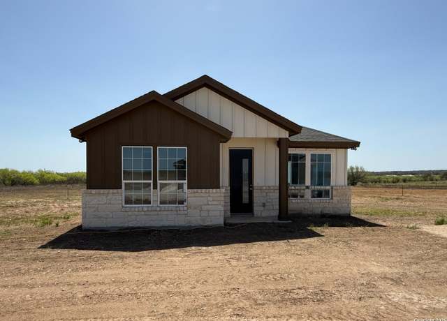 Property at 133 Camino Verde Ct, La Vernia, TX 78121, 3 beds, 2 baths
