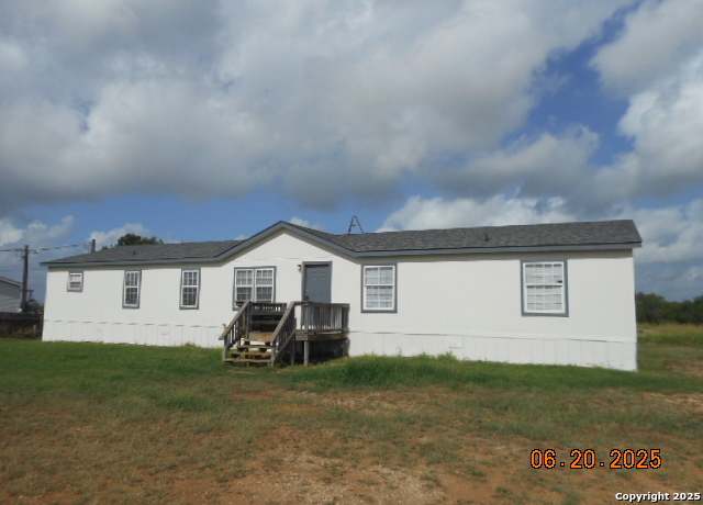 Property at 165 Crestfield Dr, Pleasanton, TX 78064, 5 beds, 3 baths