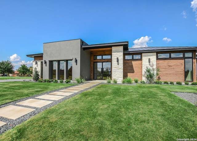Property at 105 Island Ct, Horseshoe Bay, TX 78657, 3 beds, 4.5 baths