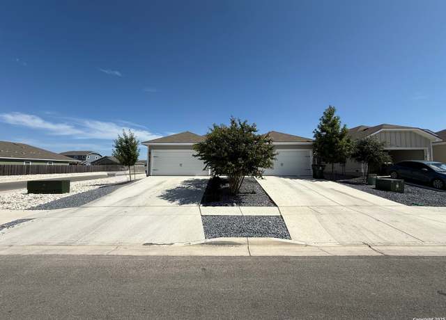 Property at 612-614 Heathers Way, Seguin, TX 78155, 6 beds, 4 baths