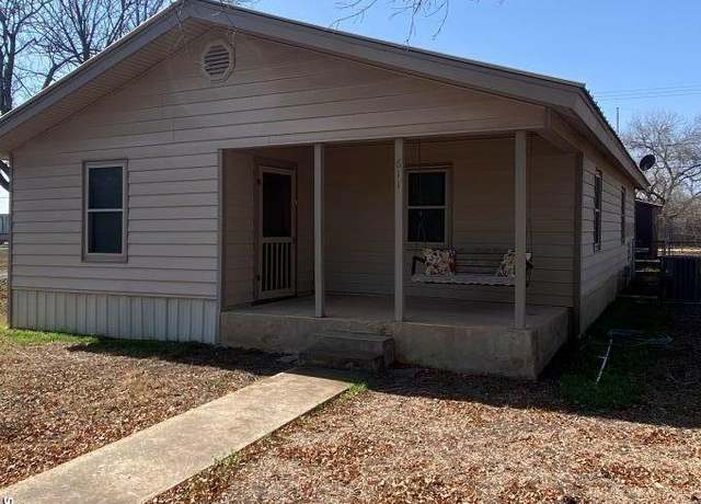 Property at 611 Austin St, Sabinal, TX 78881, 3 beds, 1 bath