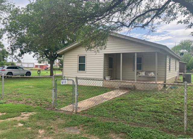 Property at 611 Austin St, Sabinal, TX 78881, 3 beds, 1 bath