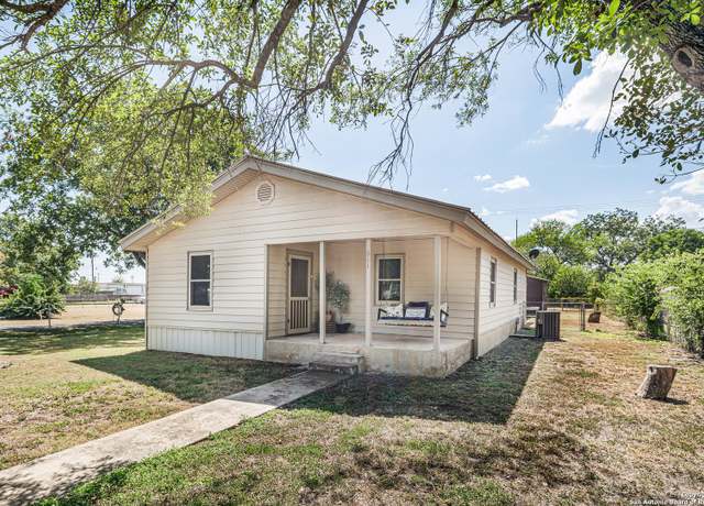 Property at 611 Austin St, Sabinal, TX 78881, 3 beds, 1 bath