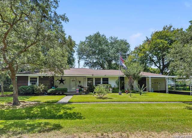 Property at 813 N Morgan St, Angleton, TX 77515, 3 beds, 4.5 baths