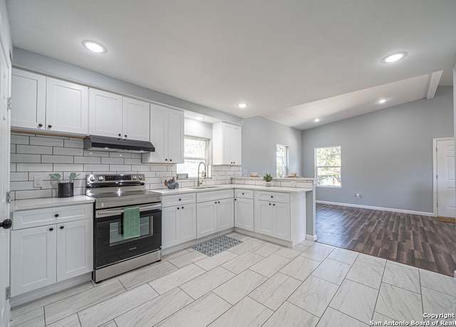 Property at 474 Ridgehaven St, Canyon Lake, TX 78133, 4 beds, 3 baths