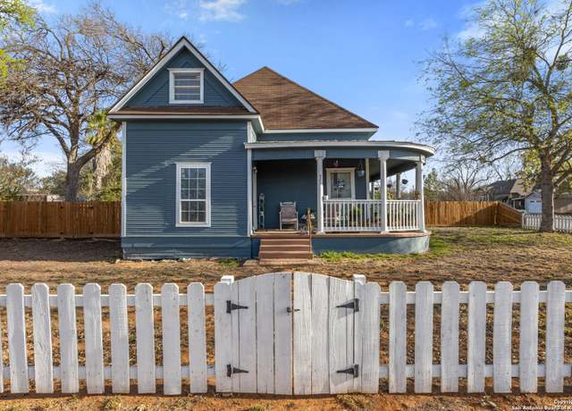 Property at 421 E Rio Grande, Pearsall, TX 78061, 3 beds, 1 bath