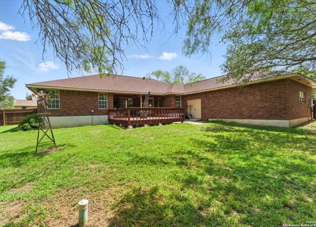 Property at 1233 Oakcrest, Pleasanton, TX 78064, 4 beds, 3 baths
