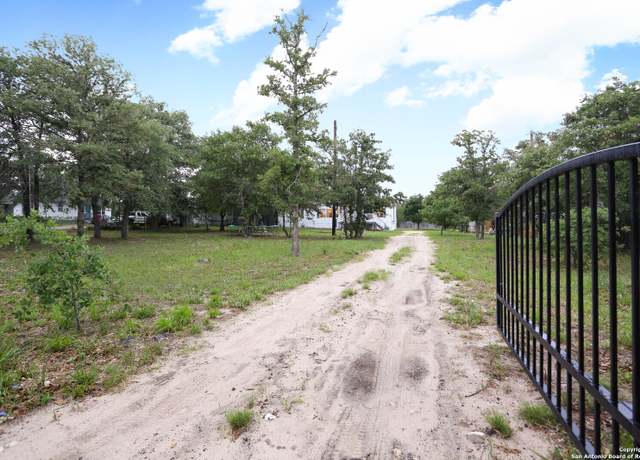 Property at 139 Dinks Ln, Seguin, TX 78155, 3 beds, 2 baths