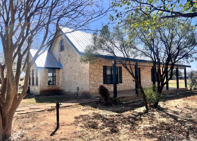 Property at 275 County Road 373, Rio Medina, TX 78066, 3 beds, 2.5 baths