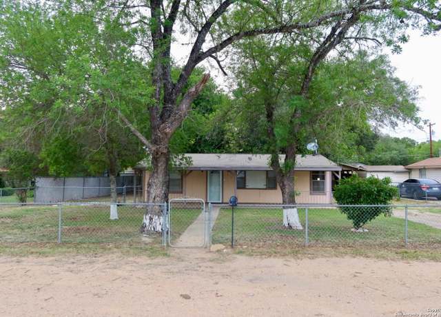 Property at 316 W Colonial Pkwy, Devine, TX 78016, 2 beds, 1 bath