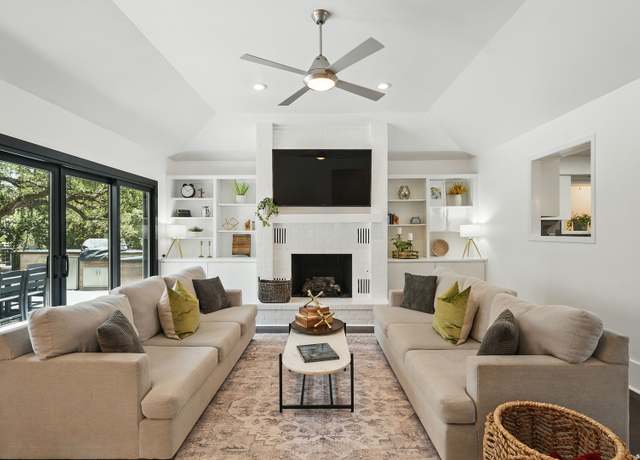 Property at 526 Oakwood Blvd, New Braunfels, TX 78130, 5 beds, 3 baths