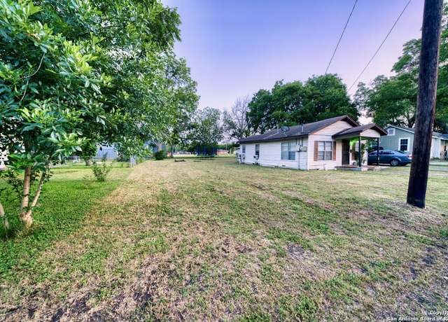Property at 725 E Pine St, Seguin, TX 78155-2838, 2 beds, 1 bath