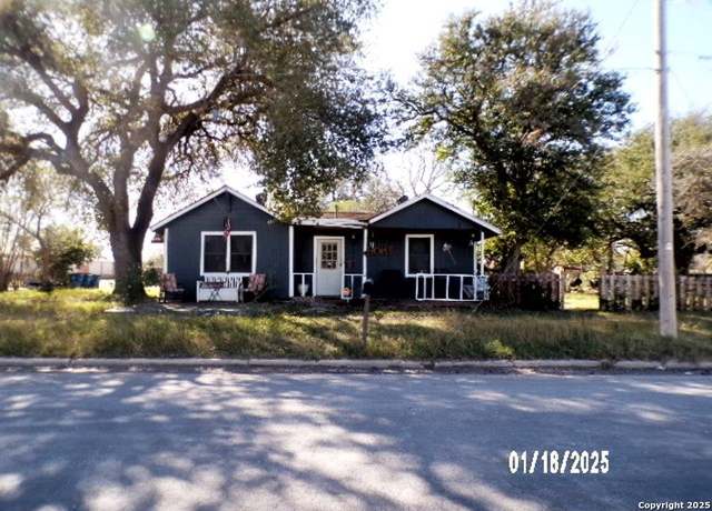 Property at 403 N Avenue D (jackson St), Beeville, TX 78102, 3 beds, 1.5 baths
