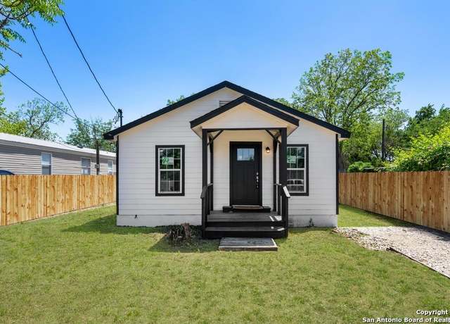 Property at 229 Franklin, Pleasanton, TX 78064, 2 beds, 1 bath