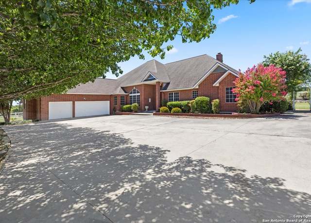 Property at 800 Soechting Rd, New Braunfels, TX 78130-7138, 4 beds, 4 baths