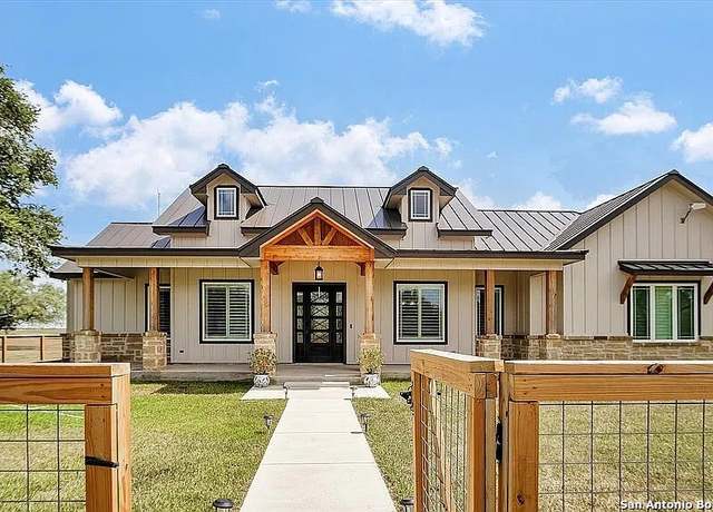 Property at 976 County Road 7718, Devine, TX 78016, 3 beds, 2.5 baths