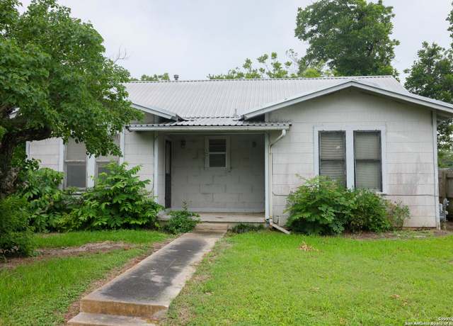 Property at 204 Orth St, Yoakum, TX 77995, 2 beds, 1.5 baths