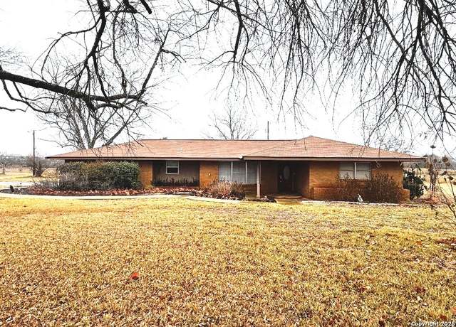 Property at 7414 N U.s. Highway 281, Pleasanton, TX 78064, 3 beds, 2 baths
