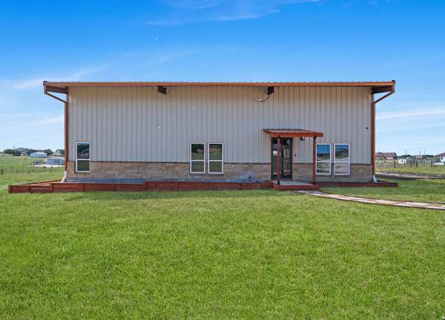 Property at 201 Lakeview Cir, La Vernia, TX 78121, 7 beds, 3 baths